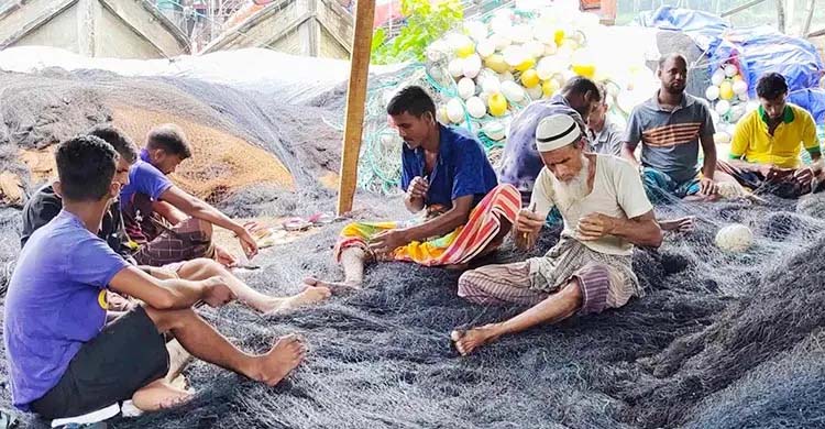 ইলিশ ধরায় নিষেধাজ্ঞার সময় পেছানোর দাবি জেলেদের