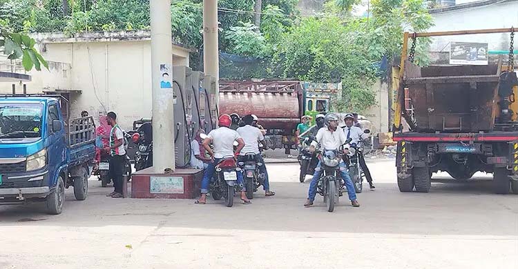 জ্বালানি তেলের দাম বৃদ্ধিতে খুলনার সাধারণ ক্রেতাদের মাঝে ক্ষোভ