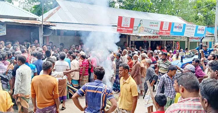কু‌ড়িগ্রা‌মে সারের দাবিতে সড়কে টায়ার জ্বালিয়ে অবরোধ
