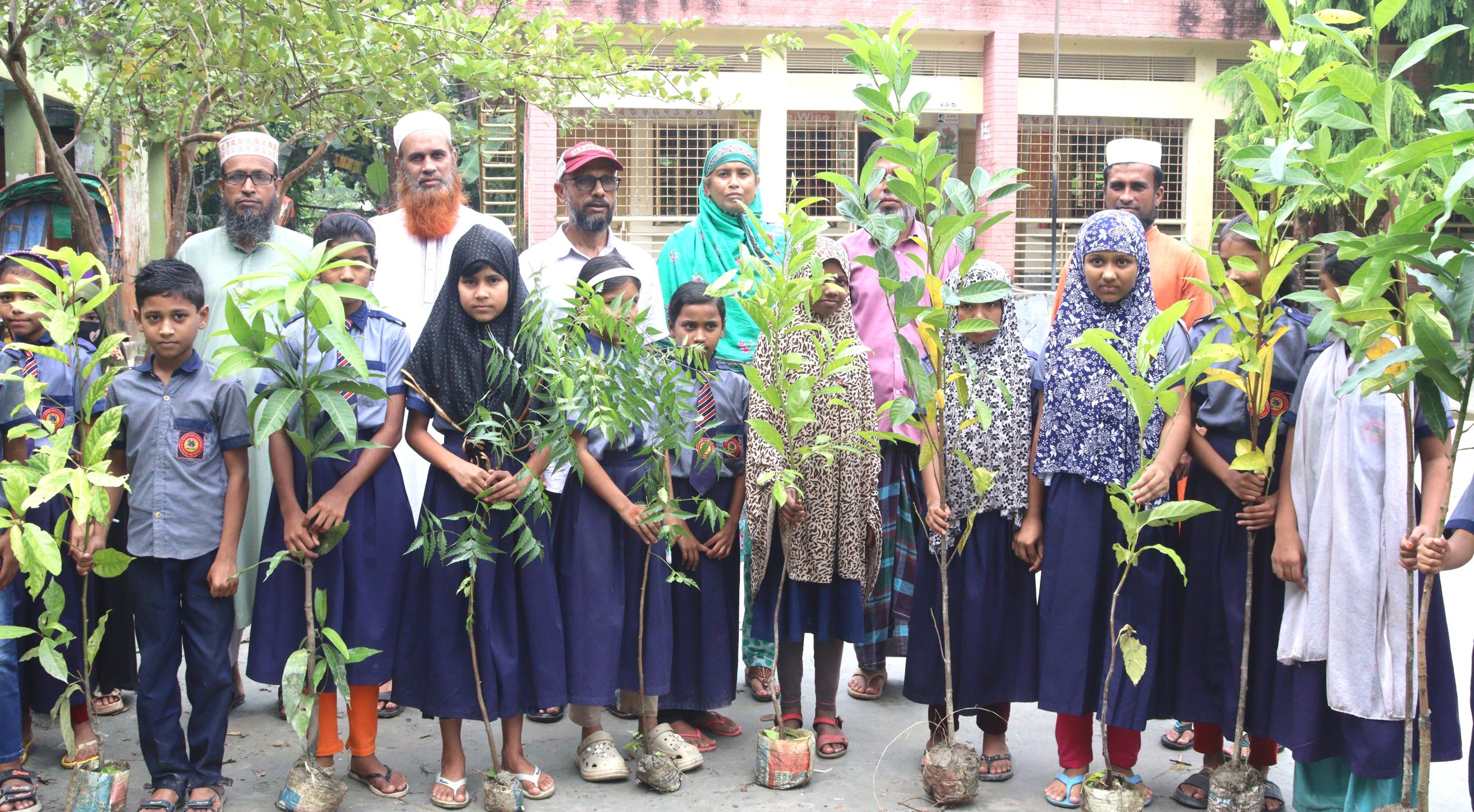 পিরোজপুরে তিন বছর ধরে বর্ষায় চারা রোপণ ও বিতরণ করছেন শাহিন গাজী, এবারও দিলেন ৭ শতাধিক