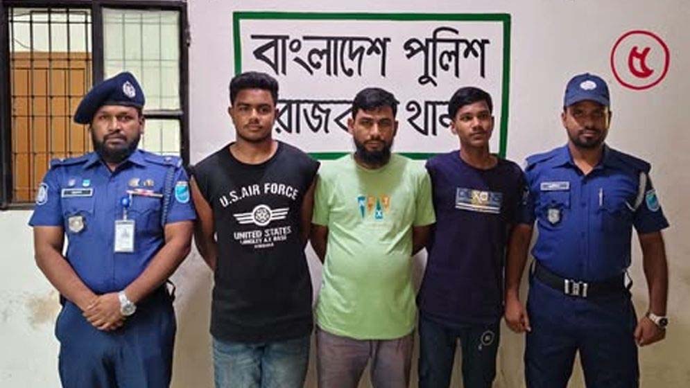 রাজবাড়ীতে পুলিশের উপস্থিতিতে প্রকাশ্যে নারী উদ্দ্যোক্তাকে মারপিটের ঘটনায় মামলা, গ্রেফতার ৩