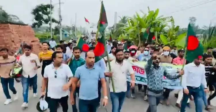 শরীয়তপুরে দিনের আলোতে নিষিদ্ধ ঘোষিত ছাত্রলীগের মিছিল, জানে না পুলিশ