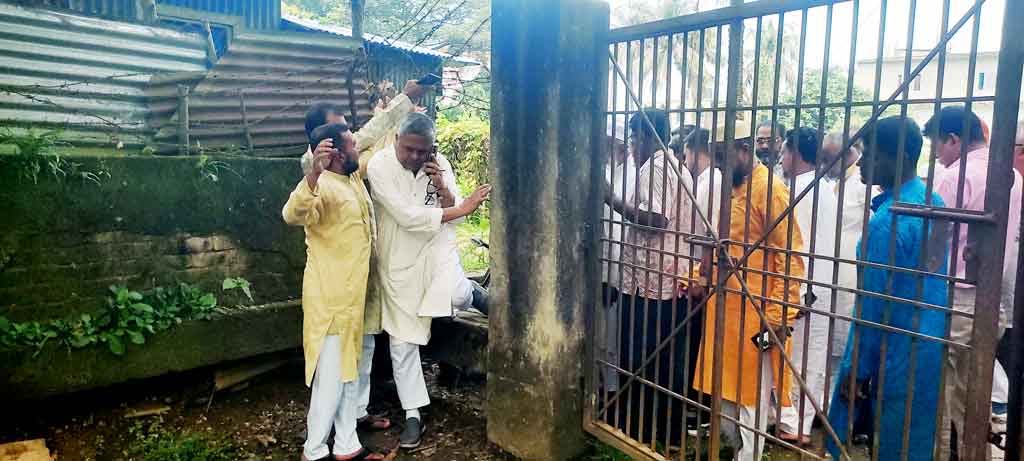শ্রীপুরে বেড়া টপকে স্বাস্থ্যকেন্দ্রে ঢুকলেন এমপি