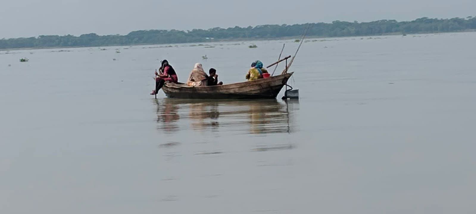 দশমিনায় নিষেধাজ্ঞা অমান্য করে নারী জেলেদের মাছ শিকার