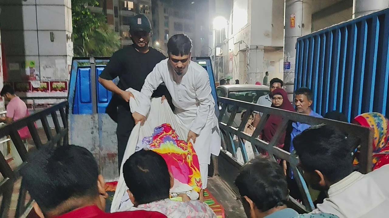 হাসপাতালে পার্কিংয়ের দাবিতে ঢামেকে অ্যাম্বুলেন্স ধর্মঘট, ভোগান্তী রোগীর স্বজনদের