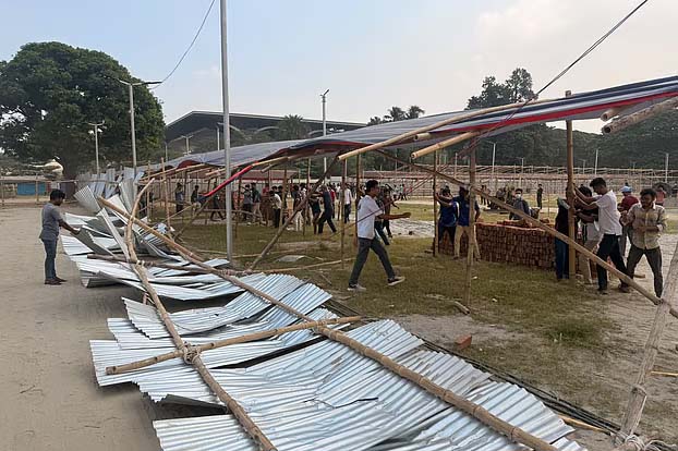 সচিবালয় স্থানান্তরের সিদ্ধান্তের প্রতিবাদে পুরোনো বাণিজ্য মেলার মাঠে শেকৃবি শিক্ষার্থীদের ভাঙচুর