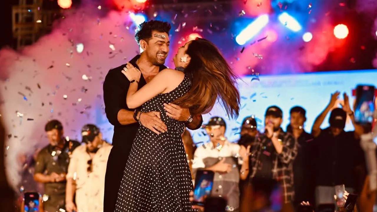 শুভশ্রী ও দেবকে এভাবে একসাথে দেখে নেটদুনিয়ায় কটাক্ষ ও সমালোচনা