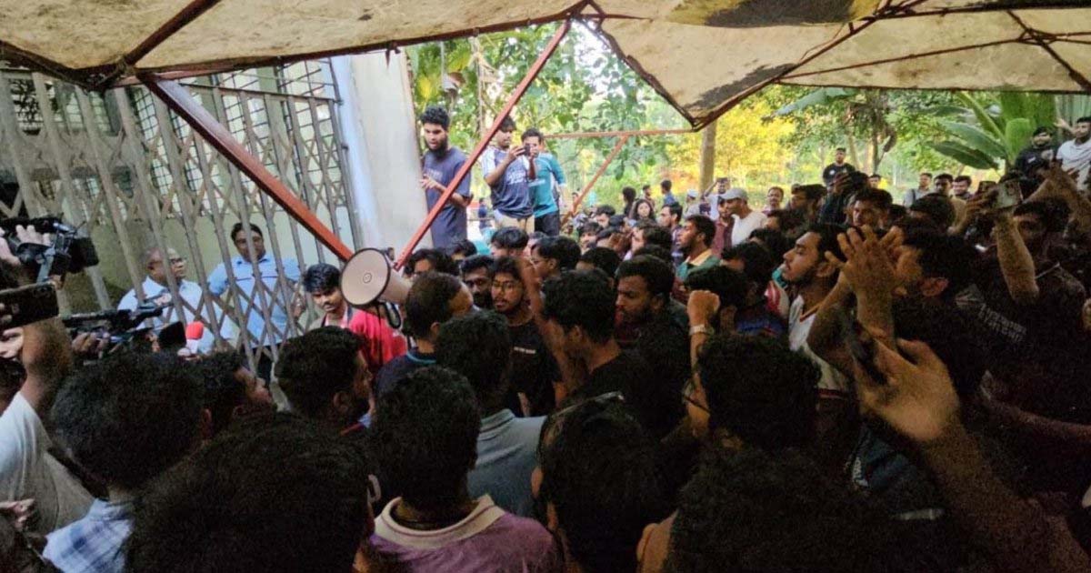 ২১ ঘণ্টা পরেও নিজ কার্যালয় থেকে বের হতে পারেননি চুয়েটের উপাচার্য