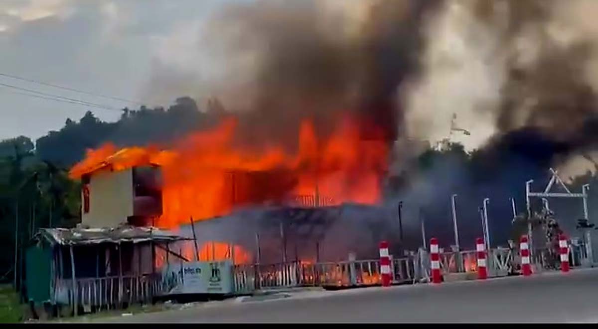 উখিয়ার ইনানী সৈকতে টুপটুপ রিসোর্টে আগুন, চারজনের মরদেহ উদ্ধার