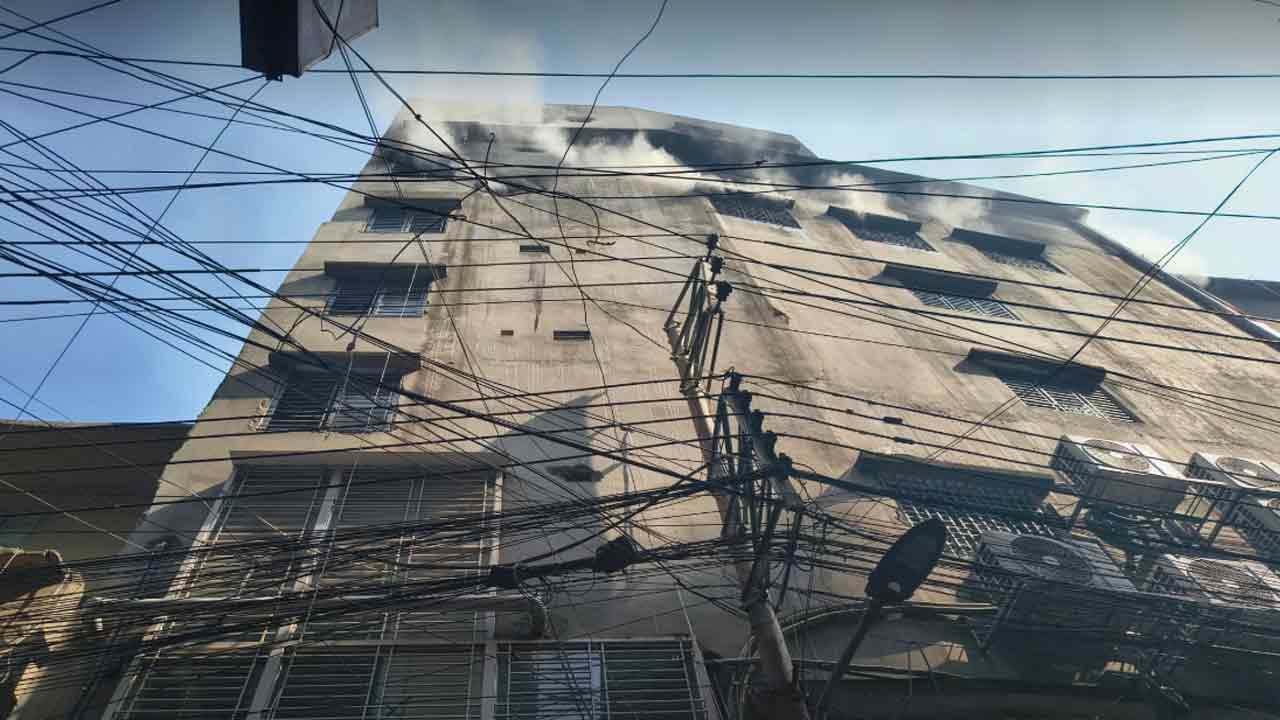গোডাউনের ক্ষয়ক্ষতি সম্পর্কে নিশ্চিত হতে পারছেন না ব্যবসায়ীরা