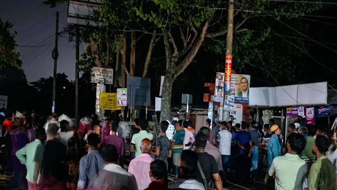 গৌরনদীতে বাস টার্মিনালে ককটেল বিস্ফোরণ ঘটিয়ে সংঘর্ষ, আহত ২০