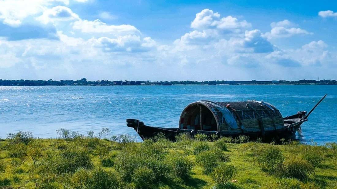 সোনারগাঁয়ে মেঘনা নদীর বুকে মনোরম এক চর মায়াদ্বীপ
