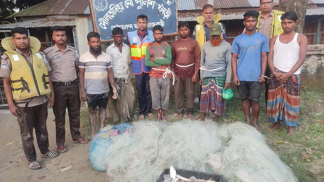 মা ইলিশ রক্ষায় রাজবাড়ীতে অভিযান, কারেন্ট জালসহ আটক ৭