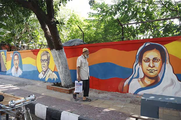 সেগুনবাগিচায় ফুটপাতের দেয়ালে যুক্ত হলো রোকেয়া, জসীমউদ্​দীন ও জীবনানন্দের প্রতিকৃতি