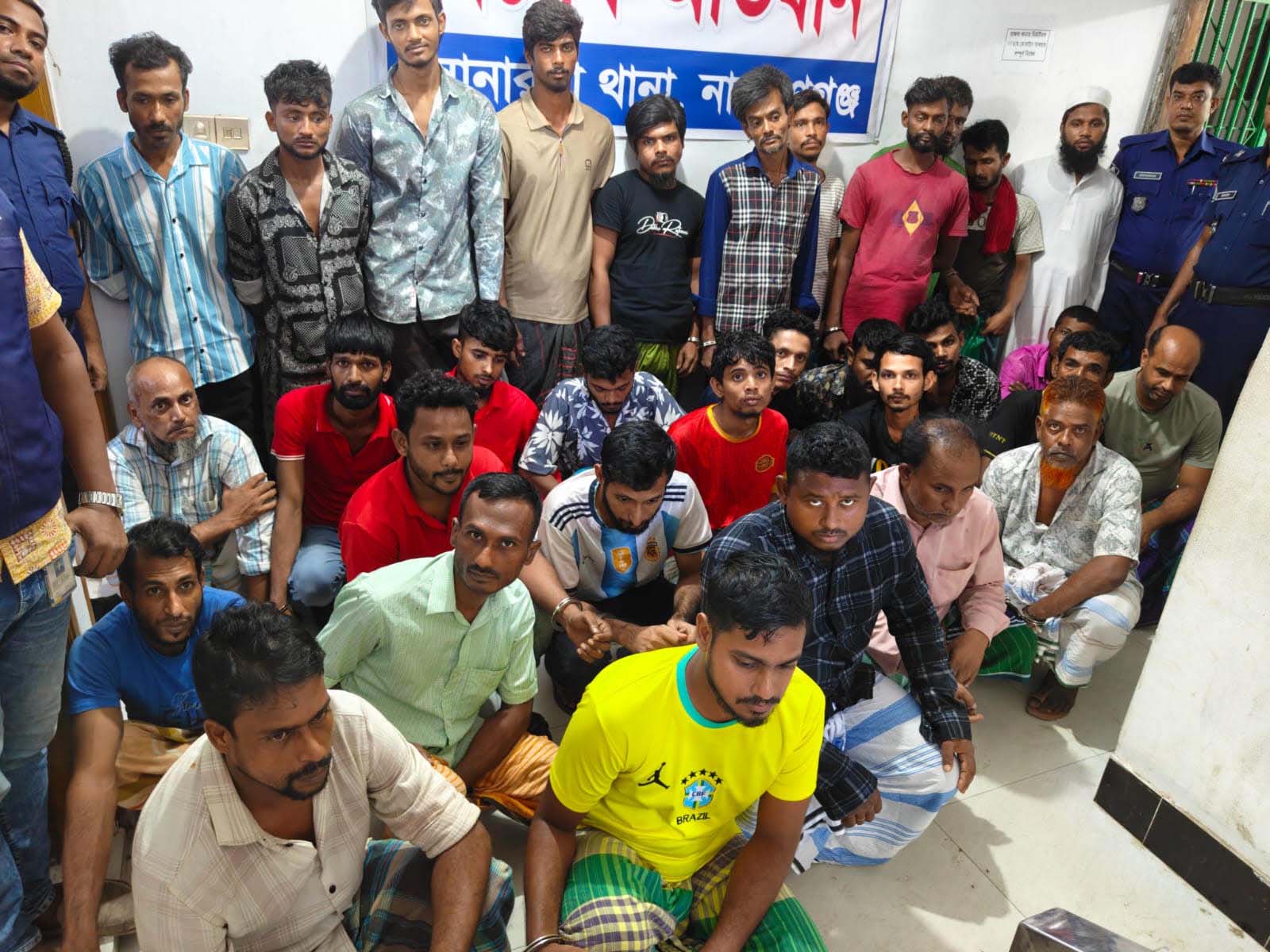 সোনারগাঁয়ে পুলিশের বিশেষ অভিযানে গ্রেফতার ৩৫